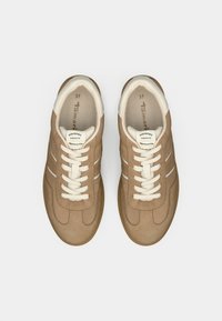Μπεζ σουέτ αθλητικά παπούτσια με κρεμ λεπτομέρειες, με υφή επιφάνειας, τρεις ρίγες στις πλευρές και επίπεδα κορδόνια. Μέγεθος 37.