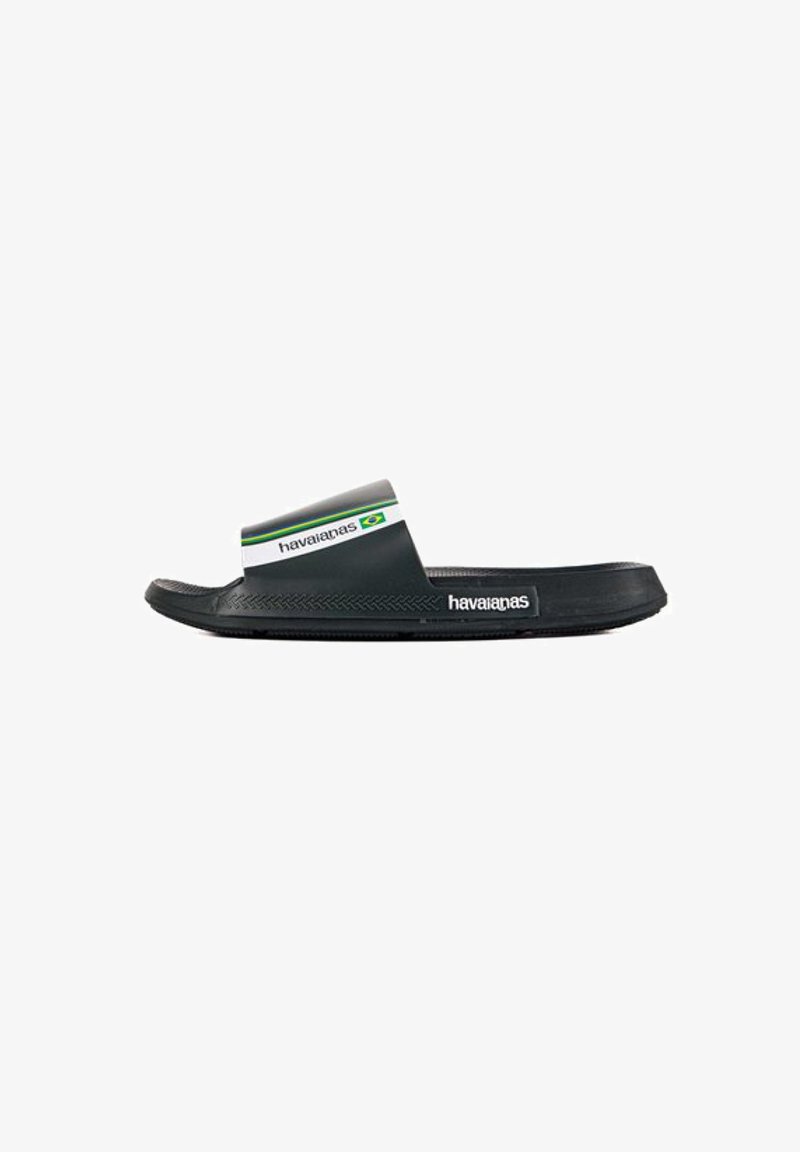 Sandalia tipo slide negra Havaianas con una banda ancha que presenta una raya verde, blanca y azul y un pequeño logo de la bandera brasileña.