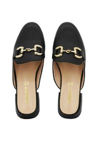 Mocassini neri senza lacci con finitura in pelle liscia, caratterizzati da un'apertura dorata sul sopracollo e una soletta imbottita.
