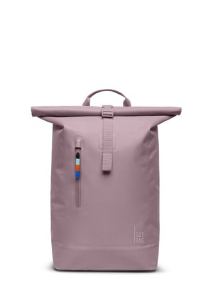 Zaino viola chiaro con chiusura a risvolto, tasca frontale verticale con cerniera e tirante colorato, con logo "GOT BAG" in basso a destra.