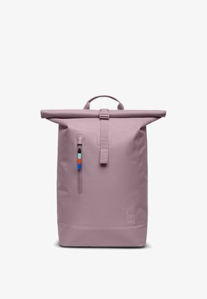 Lichtpaarse rugzak met oprolbare bovenkant, voorzien van een verticale ritstas aan de voorkant en een kleurrijke trekker, met een "GOT BAG"-logo rechtsonder.