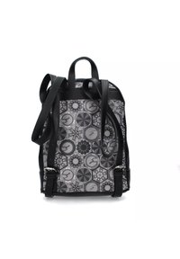 Zaino nero e grigio con motivi geometrici, bordi lisci, manici superiori doppi e spallacci regolabili. Presenta dettagli in metallo.