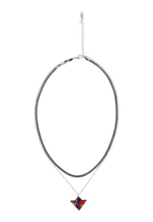 Colier cu dublu șir de lanț argintiu, cu pandantiv geometric triunghiular colorat, având modele abstracte roșii, mov și portocalii.