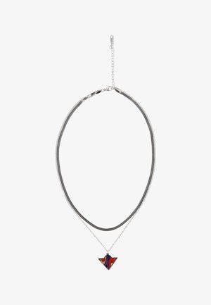 Kétsoros ezüstlánc nyaklánc színes geometriai háromszög medállal, amely piros, lila és narancssárga absztrakt mintákat tartalmaz.