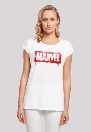 Hvit bomulls t-skjorte med rødt dryppende "MARVEL" logo trykk. Korte rullede ermer og en komfortabel passform. Glatt tekstur.