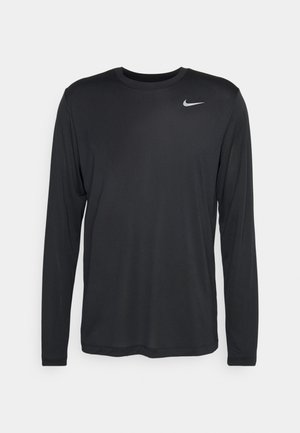 Fekete, hosszú ujjú Nike póló könnyű anyagból. Kerek nyakú, és egy kis fehér Nike logó található a bal felső mellen.