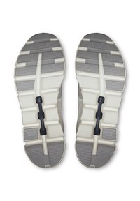 Laufsohle beigefarbener Laufschuhe mit grauen Profilabschnitten, schwarzer "Speedboard"-Einlage und "Cloudtec"-Markierung auf der Sohle.