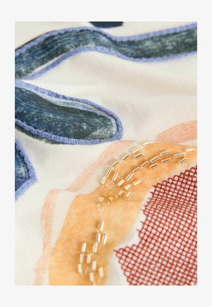 Ziedu raksta audums ar ziliem un oranžiem akcentiem, kam ir strukturēta virsma un zelta pērlītes, kas iešūtas dizainā.