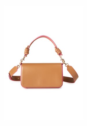 Borsa rettangolare in pelle color cuoio con manico curvo a dettaglio nodo e ampia tracolla removibile, rifinita con bordi rosa e dettagli in oro.