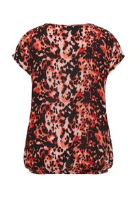 T-shirt à manches courtes avec un imprimé animal rouge et noir sur un tissu léger. Le design a une coupe décontractée et un encolure arrondie.