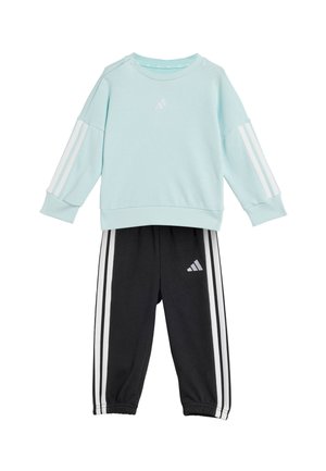 Sweat-shirt bleu clair avec des rayures blanches sur les manches et un pantalon de survêtement noir avec des rayures blanches et un logo. Tissu doux, coupe décontractée, poignets élastiques.