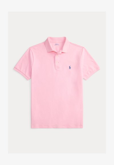 Ljusrosa pikétröja i bomull med krage, tre knappslå och en liten marinblå logotyp på vänster bröst. Slät textur.