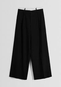 Schwarze weit geschnittene Hose mit einem weißen Bund, zwei vorderen Taschen und gefaltetem Design, aus einem glatten Stoff gefertigt.