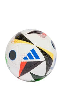 Biely futbalový lopt s čiernymi, žltými, červenými a modrými geometrickými vzormi. Má veľké modré logo Adidas a textúrovaný povrch.