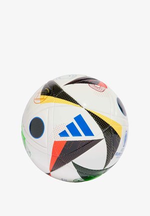 Biały piłka nożna z czarnymi, żółtymi, czerwonymi i niebieskimi wzorami geometrycznymi. Posiada duże niebieskie logo Adidas oraz teksturowaną powierzchnię.