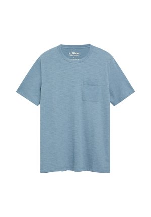 T-shirt bleu clair à manches courtes, col rond, avec une petite poche poitrine et une étiquette de la marque s.Oliver à l'intérieur du col.