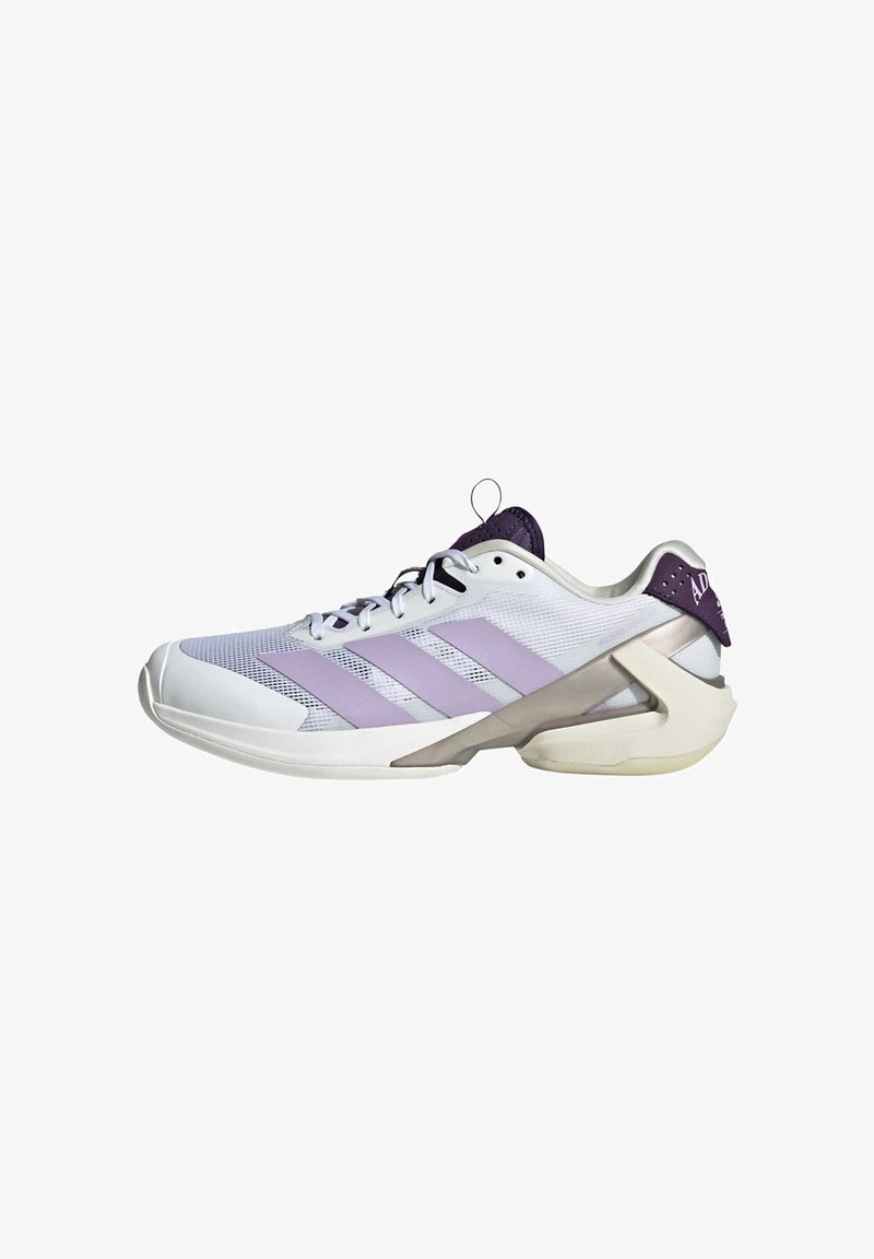 Baskets blanches et violettes avec trois bandes lavande, empeigne en mesh, semelle coussinée et maintien renforcé du talon.