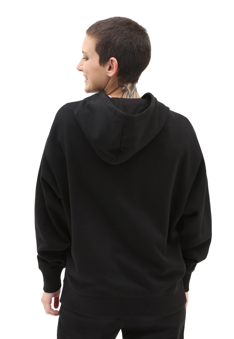 Felpa nera con cappuccio in tessuto morbido, caratterizzata da una vestibilità ampia, cappuccio con coulisse e polsini a coste. Design semplice senza pattern o accessori visibili.