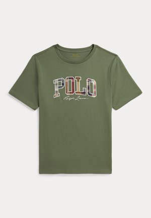 Olivengroen T-shirt met korte mouwen met geruite "POLO" letters en een cursief "Ralph Lauren" logo in het midden van de borst.