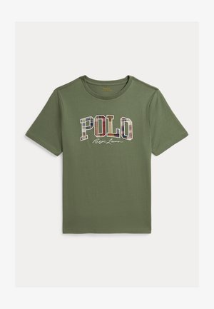 Oliwkowa koszulka z krótkim rękawem z kratowanymi literami „POLO” i kursywnym logo „Ralph Lauren” na środku klatki piersiowej.