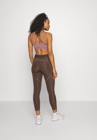 Nike Performance 7/8 TIGHT - Leggingek - baroque brown/smokey mauve/white
