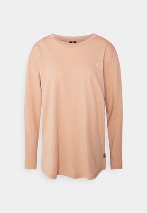 Long-sleeve, crew neck shirt in soft blush pink cotton fabric. Features a small logo on the chest and a straight hemline.