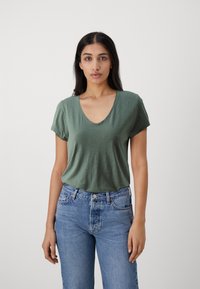 DRYKORN - AVIVI - T-Shirt basic - green Thumbnail-Bild 1