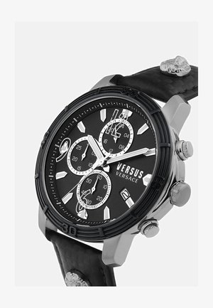 Černo-stříbrné chronografické hodinky Versus Versace s třemi subciferníky, datumovým okénkem, texturovaným páskem a motivem lebky na řemínku.