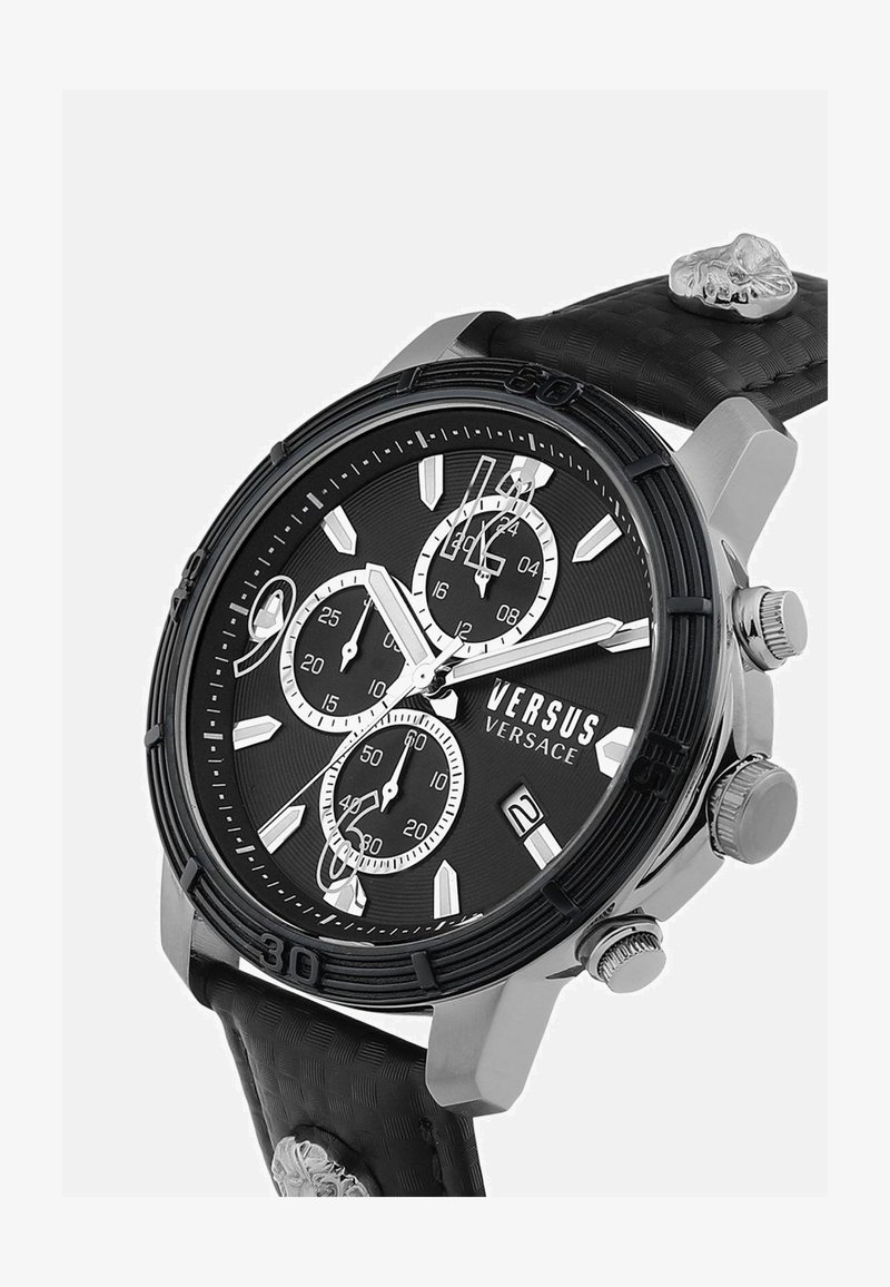 Černo-stříbrné chronografické hodinky Versus Versace s třemi subciferníky, datumovým okénkem, texturovaným páskem a motivem lebky na řemínku.