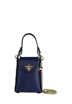 Marineblauwe leren handtas met een gestructureerd ontwerp, gouden bijaccent, verstelbare kettinghengsel en charm van de Italiaanse vlag. Gelaagde oppervlakte.