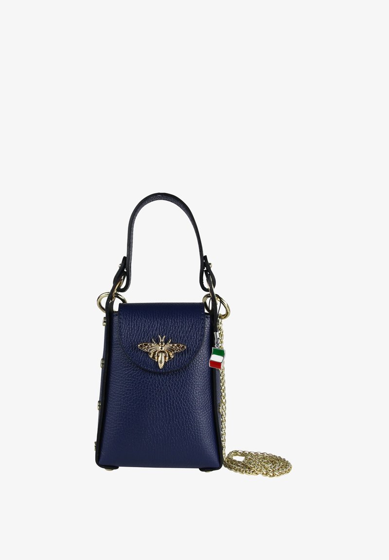 Sac en cuir bleu marine au design structuré, accent d'abeille dorée, bandoulière en chaîne réglable et charme drapeau italien. Surface texturée.