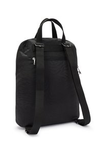 Černý batoh s texturovaným povrchem, dvojitými rukojetmi, nastavovacími popruhy a přední kapsou na zip. Má hladký povrch a minimální hardware.