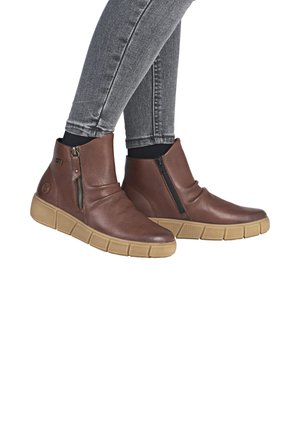 Bottines en cuir marron avec une finition texturée, des zips latéraux et une semelle en caoutchouc avec un design segmenté pour plus de flexibilité.