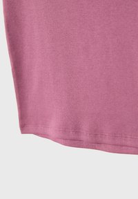 Rosa geripptes Material mit glatter Textur, das eine gesäumte Kante aufweist. Das Bild zeigt einen Teil eines Kleidungsstücks und betont dessen Material und Farbe.