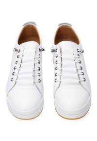 Hvide lædersneakers med rund tå, elastiske snørebånd og sølvfarvede detaljer. Ydersålen er gummifarvet.