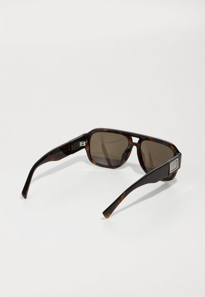 Ochelari de soare cu model ţestoasă, cu lentile întunecate, rame rectangulare și părți laterale elegante, având un accent metalic pe brațe.