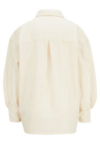 Camicia leggera color crema con colletto, maniche lunghe e una piega centrale sul retro. Texture liscia e dettaglio dell'orlo curvo.