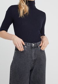 Filippa K Stickad tröja - dark blue