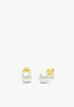 Paire de boucles d'oreilles à puce en perles blanches rondes avec fermoirs papillon en or sur une surface blanche réfléchissante.