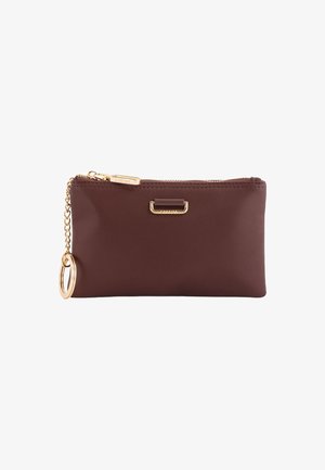 Braune Kunstledertasche mit einem goldenen Reißverschluss und einer Kette. Verfügt über einen kleinen goldenen Hardware-Akzent auf der Vorderseite und einen runden Schlüsselring-Anhänger.