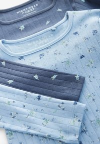 Due pezzi di abbigliamento da notte in tessuto morbido. Uno è di un blu chiaro con un motivo floreale; l'altro è di un blu scuro con righe verticali.