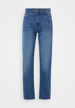 Jeans de denim azul com um design de perna reta, estilo clássico de cinco bolsos e fecho por botão na cintura. Textura ligeiramente desbotada.