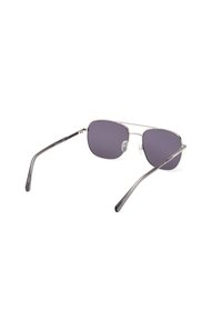 Gafas de sol de metal con lentes de color gris oscuro, con forma rectangular, patillas delgadas y almohadillas nasales transparentes para mayor comodidad.