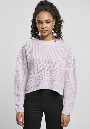 Világoslila kötött pulóver széles nyakkivágással és cropped aljjal, laza ujjakkal és texturált mintázattal. Fekete nadrágot viselnek alatta.