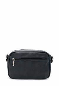 Sort læder crossbody taske med lynlåslomme foran og justerbar rem på hvid baggrund.