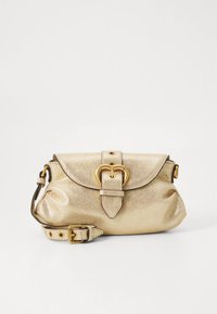 Arany metál bőr kézitáska elülső csatos pánttal és állítható oldalpánttal, egyszínű fehér háttéren.