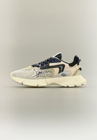 Εσπαντρίγιες Lacoste με επάνω μέρος από πλέγμα και σουέτ σε μπεζ και ναυτικό μπλε, με υφασμάτινη σόλα και λογότυπο στο πλάι.