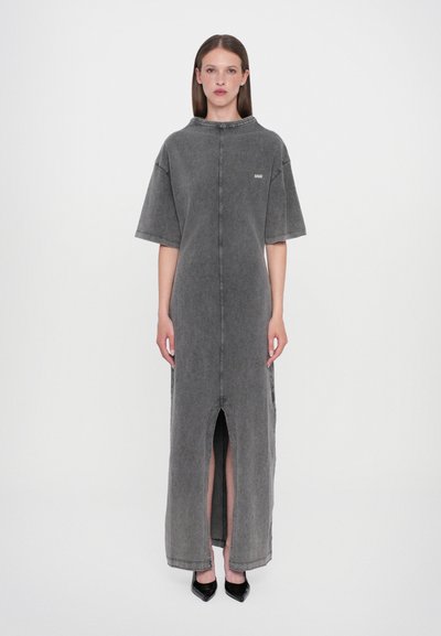 Abito lungo in denim grigio sbiadito, maniche corte, scollatura alta, spacchetto anteriore e branding minimalista. Taglio dritto con dettagli di cucitura a vista.