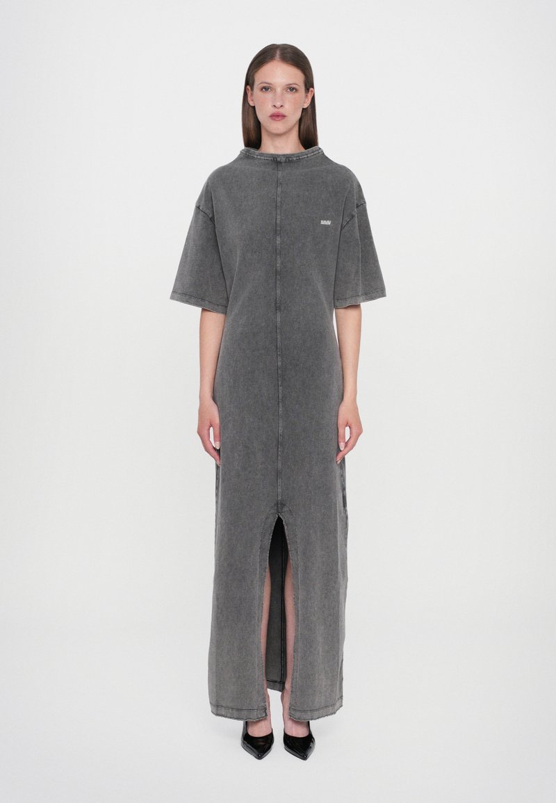 Maxikleid aus verblasstem grauem Denim, kurze Ärmel, hoher Ausschnitt, Schlitz vorne und minimalistisches Branding. Gerader Schnitt mit sichtbaren Steppnähten.