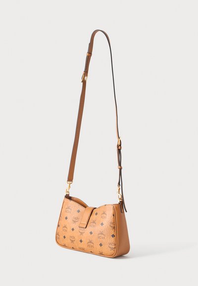 Sac bandoulière en cuir marron avec une sangle réglable et un motif de logo noir à l’avant et sur les côtés, présenté sur un fond uni.